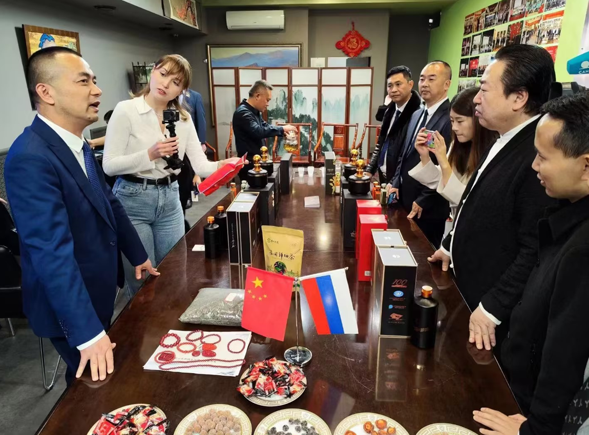 酱酒国际化战 略新动向,父传子酒业董事长曹光亮出访俄罗斯