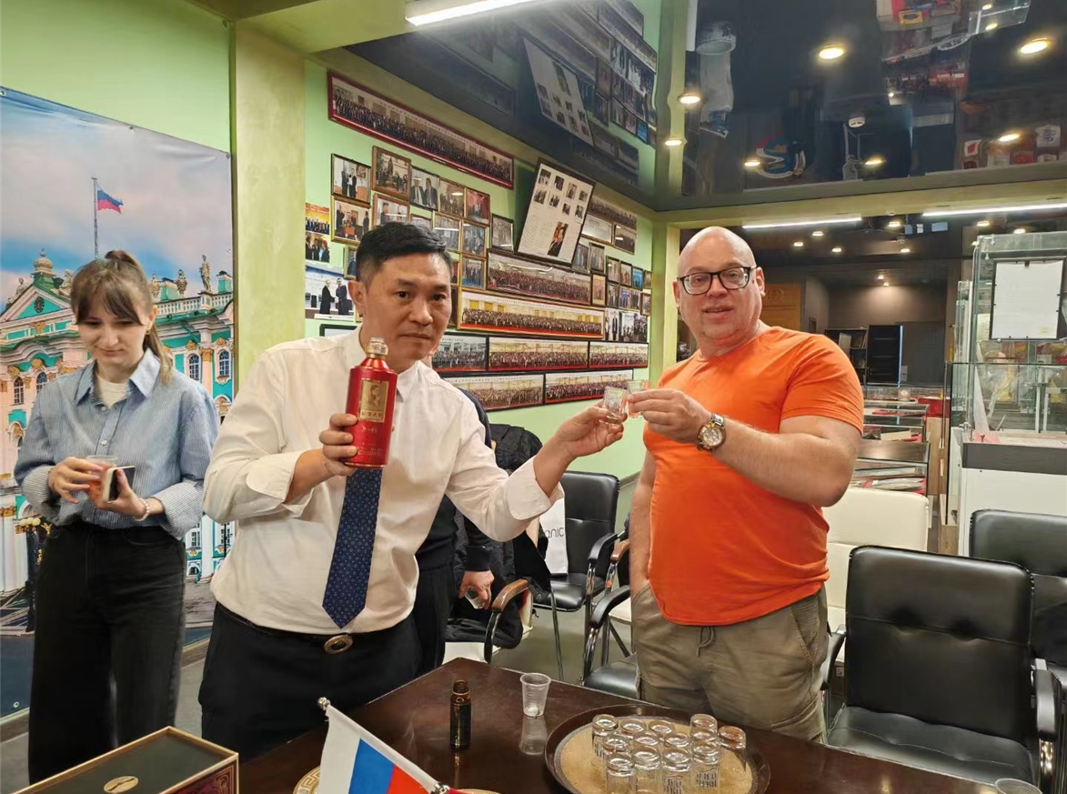 酱酒国际化战 略新动向,父传子酒业董事长曹光亮出访俄罗斯