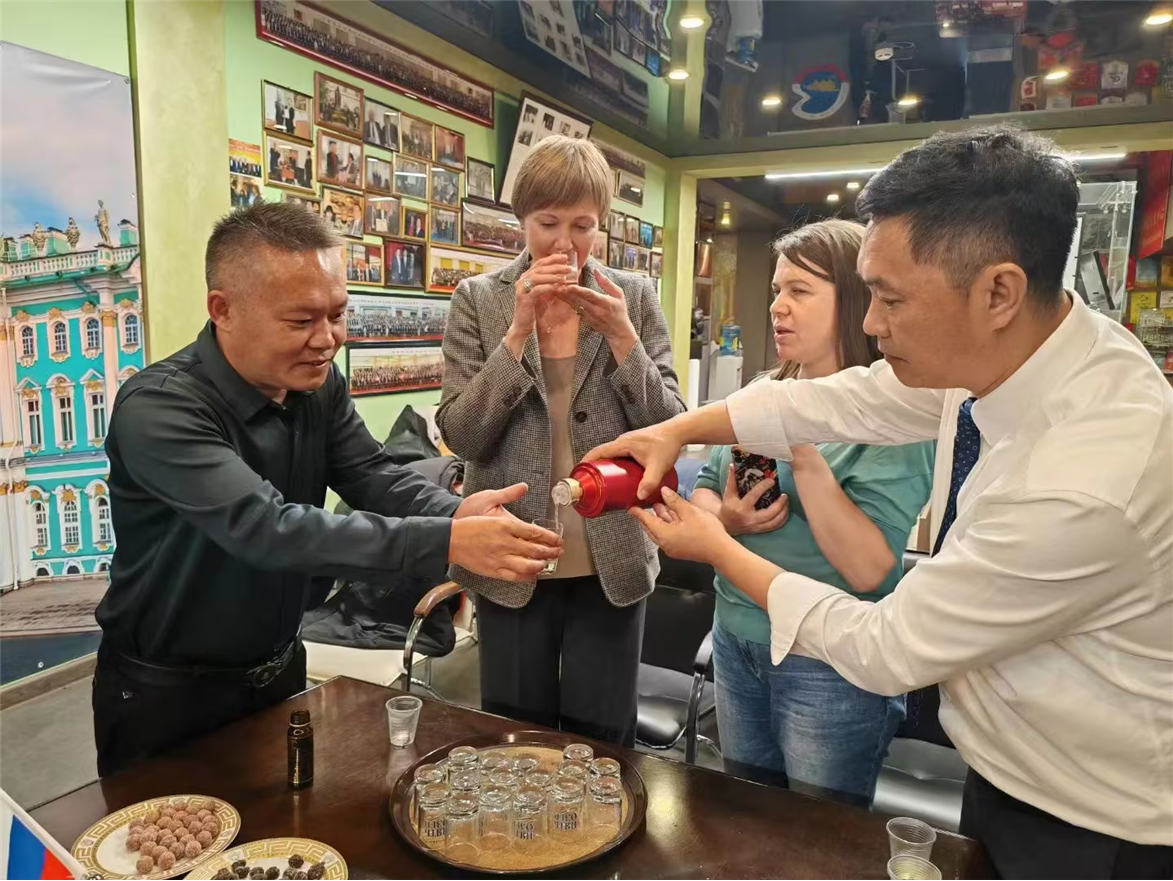 酱酒国际化战 略新动向,父传子酒业董事长曹光亮出访俄罗斯